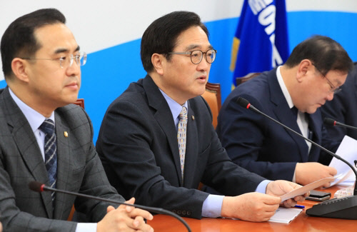 우원식 민주당 원내대표가 13일 오전 국회에서 열린 원내대책회의에서 여야정 상설협의제를 제안하고 있다./연합뉴스